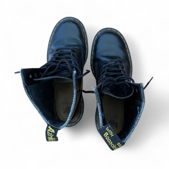 Dr. Martens iconic 1460 Black Leather Combat Boots - The Original - Women's sz 8 - Picture 3 of 9